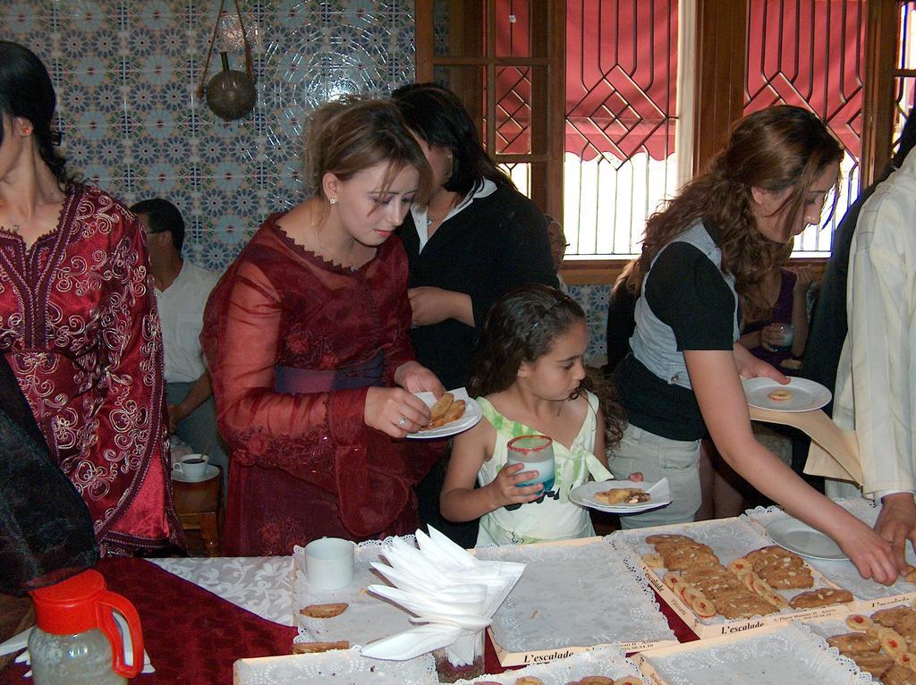 Hotel School Ersat Азру Екстериор снимка