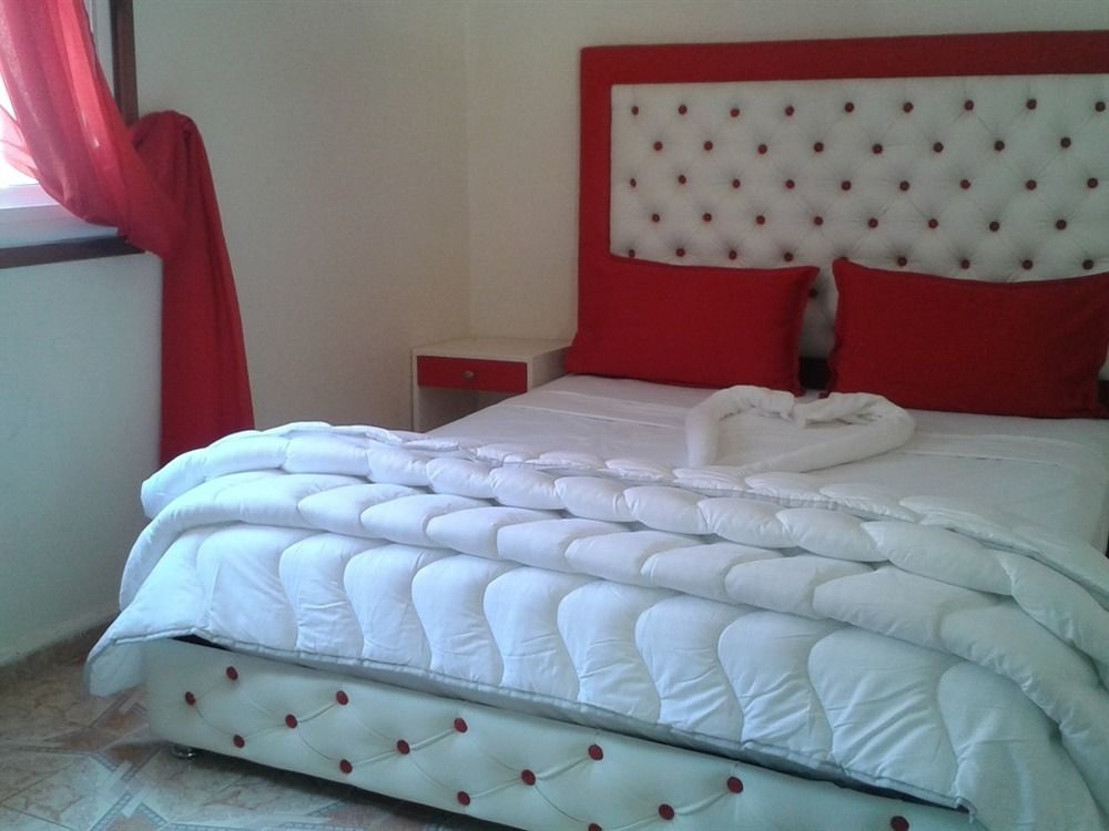 Hotel School Ersat Азру Екстериор снимка